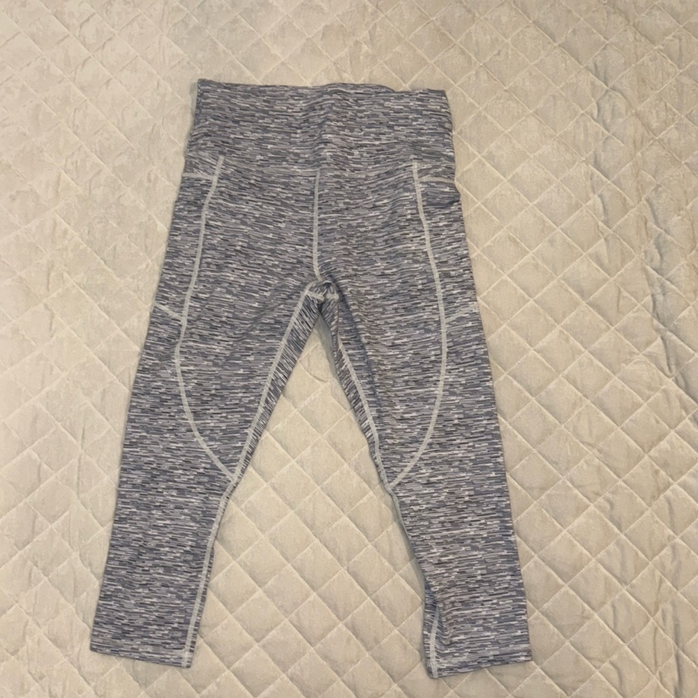 Zyia Grey pattern cropped leggings, size 8-10, like new